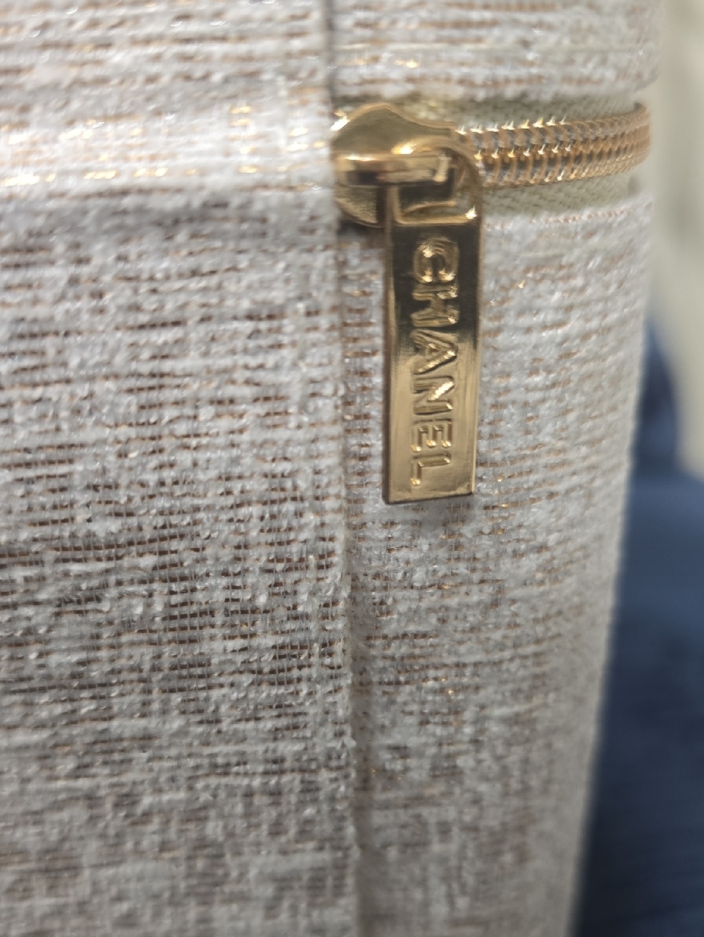 CHANEL beige textured makeup case with gold logo - Picture 5 of 7
